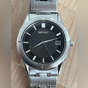 Seiko RARE Men’s Watch Black Dial Unique Stainless Bracelet Date Window